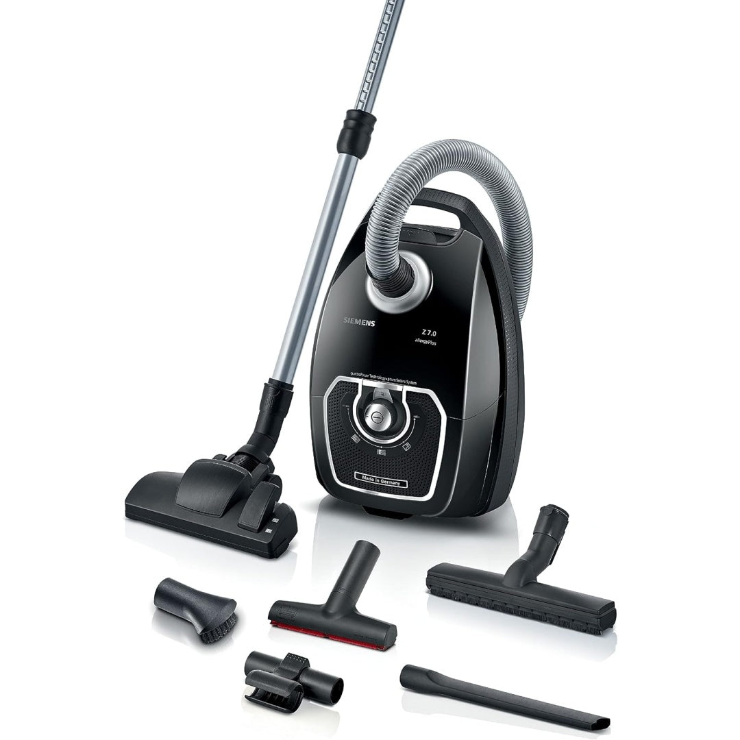 Aspirateur au format traineau associant l'entretien des tapis au coloris noir